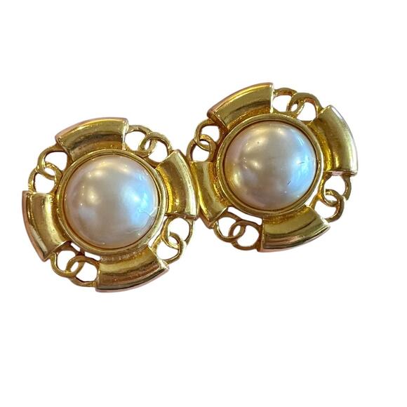 CHANEL Vintage CC Round Button Faux Pearl Clip-On Earring - Picture 9 of 10